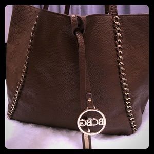 BCBG SUOER CUTE PURSE BROWN WITH GOLD TRIM.